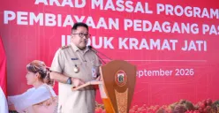 Wagub DKI Jakarta, Rano Karno menyaksikan penandatanganan Akad Kredit Massal Bank Jakarta bagi 100 orang pedagang di Pasar Induk Kramat Jati, Jalan Raya Bogor, Kelurahan Rambutan, Ciracas, Jakarta Timur. (Sumber: Bank Jakarta)