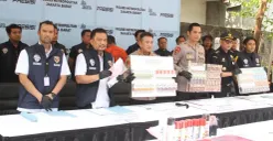 Polres Metro Jakbar mengungkap praktik produksi dan peredaran rokok ilegal di kawasan pergudangan Miami, Jalan Kayu Besar, Kalideres, Jakbar. (Sumber: Dok. Istimewa)