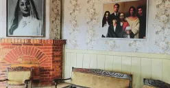 Wisatawan asal Malaysia, Raja Jerome viral usai membagikan pengalamannya saat mengunjungi objek wisata Rumah Pengabdi Setan di Desa Margamukti, Kecamatan Pangalengan, Kabupaten Bandung, Jawa Barat. (Sumber: Instagram/@rumahpengabdisetan)