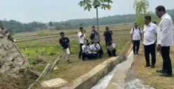 Gubernur Banten bersama jajarannya saat meresmikan pembangunan irigasi di Desa Tegal, Kecamatan Cikedal, Kabupaten Pandeglang. (Sumber: Dok. Istimewa)