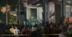 Warga Pancoran, Jakarta Selatan digegerkan dengan penemuan jasad seorang pria tanpa identitas di dalam gardu listrik yang berada di samping Stasiun LRT, Selasa, 1 September 2026 malam. (Sumber: Istimewa)