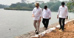Wakil Gubernur Banten, Achmad Diyamti Natakusumah meninjau penataan Situ Cikedal, Kabupaten Pandeglang, Rabu, 2 September 2026. (Sumber: Poskota/Samsul Fatoni)