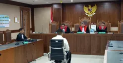Terdakwa Bangun Paulus Tudungta mengikuti persidangan di Pengadilan Negeri Jakarta Pusat, Rabu (02/08/2026). Majelis hakim menolak eksepsi yang diajukan dan memerintahkan sidang dilanjutkan ke pokok perkara. (Sumber: Istimewa)