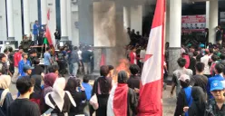 Ratusan mahasiswa saat melakukan aksi demo di depan Gedung DPRD Pandeglang. (Sumber: Poskota/Samsul Fatoni)