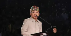 Gubernur Bali I Wayan Koster tengah menjadi sorotan usai memberikan respons singkat ketika seorang pria menyampaikan pertanyaan mengenai penyediaan lapangan pekerjaan. (Sumber: Instagram/@kostergubernurbali)