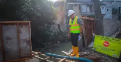 Wakil Wali Kota Tangsel, Pilar Saga Ichsan meninjau pembangunan turap dan bronjong, Rabu, 2 September 2026. (Sumber: Dok. Istimewa)