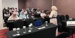 Pelajar mengikuti sesi pelatihan dalam rangkaian EduMind Wellbeing & AI Camp di Makassar. (Sumber: Dok. Telkom)