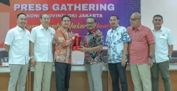 Ketua Umum KONI DKI Jakarta Hidayat Humaid bersama Kadispora DKI Jakarta Andri Yansyah saat memaparkan persiapan PON Pantai Ancol 2026. (Sumber: Poskota)