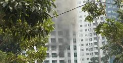 Kepulan asap kebakaran keluar dari lantai 5 Apartemen Pavilion, Tanah Abang, Jakarta Pusat, Jumat, 4 September 2026. (Sumber: Dok. Istimewa)