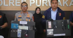 Kapolres Purwakarta AKBP Febri Nurzam memperlihatkan barang bukti tindak kejahatan curas dan curat diwilayahnya. (Sumber: Pos Kota/ Dadan)