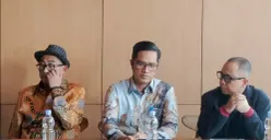Febri Diansyah (tengah) kuasa hukum Mantan Jaksa Agung Muda Tindak Pidana Khusus (Jampidsus) Kejaksaan Agung, Febrie Adriansyah. (Sumber: Pos Kota/ Ali Mansur)