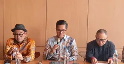 Febri Diansyah (tengah) kuasa hukum Mantan Jaksa Agung Muda Tindak Pidana Khusus (Jampidsus) Kejaksaan Agung, Febrie Adriansyah. (Sumber: Pos Kota/ Ali Mansur)