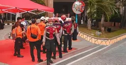 Petugas gabungan mengevakuasi puluhan penghuni Apartemen Pavilion Tower 3, Jalan KH Mas Mansyur, Karet Tengsin, Tanah Abang, Jakarta Pusat, Jumat, 4 September 2026. (Sumber: Dok. Polda Metro Jaya)