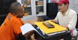 Tersangka AL menjalani pemeriksaan setelah petugas berhasil membongkar kasus peredaran sabu di Kota Serang. (Sumber: Pos Kota/ Rahmat Haryono)