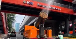 Mobil water mist menyemprotkan air di Jalan Protokol Kuningan dan Mampang. (Sumber: Humas Sudin LH Jaksel)