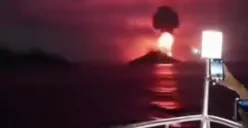 Visual kondisi Gunung Anak Krakatau yang terjadi pada malam hari. (Sumber: Istimewa)