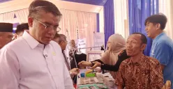 Menteri Ketenagakerjaan, Yassierli (kiri), kunjungi gerai UMKM di Balai Besar Perluasan Kesempatan Kerja (BBPKK), Lembang, Kabupaten Bandung Barat. (Sumber: Poskota/Gatot Poedji Utomo)