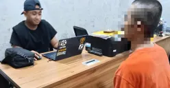 Tersangka MU menjalani pemeriksaan usai diamankan karena kedapatan menjual sabu. (Sumber: Pos Kota/ Rahmat Haryono)