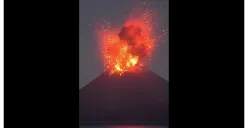 Tangkapan layar aktivitas Gunung Anak Krakatau yang berada di kawasan Selat Sunda sedang mengalami erupsi. (Sumber: X/@TxtdriWNI ·)