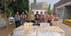Petugas Subdit IV Ditreskrimsus Polda Banten mengamankan truk Fuso karena kedapatan mengangkut BBL di Tol Tangerang Merak. (Sumber: Dok. Istimewa)