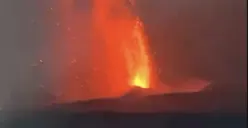 Aktivitas Gunung Anak Krakatau di Selat Sunda kembali meningkat dan memunculkan lontaran material vulkanik. Masyarakat diminta mengikuti informasi resmi serta menjauhi radius 3 kilometer dari kawah aktif. (Sumber: Instagram)
