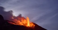 Ilustrasi erupsi Gunung Anak Krakatau. (Sumber: Pixabay/Wolfgang_Hasselmann)