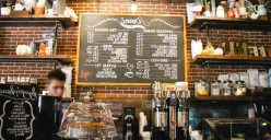 Rekomendasi cafe murah di Jakarta Selatan dengan pilihan suasana menarik dan akses transportasi umum yang memudahkan pengunjung untuk hangout tanpa boros ongkos. (Sumber: Wikimedia Commons)