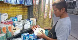 Pedagang masker di Jalan Raya Citayam, Kelurahan Ratu Jaya, Kecamatan Cipayung, Kota Depok, Minggu, 6 September 2026. (Sumber: Poskota/Angga Pahlevi)