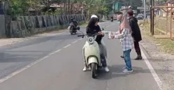 Sejumlah petugas dari Puskesmas Labuan, Kabupaten Pandeglang, membagikan masker gratis. (Sumber: Dok. Istimewa)