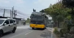 Kendaraan mobil water cannon membersihkan debu vulkanik di jalur arteri Kabupaten Serang, Senin, 7 September 2026. (Sumber: Dok. Istimewa)