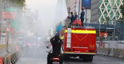 Pemprov Jakarta menangani dampak abu vulkanik Gunung Anak Krakatau melalui operasi water mist dan penyiraman di sejumlah wilayah. (Sumber: Dok. DLH Jakarta)