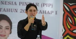 Anggota Komisi X DPR RI Eva Stevany Rataba menjadi sorotan setelah namanya tercantum dalam data penerima bansos PKH di Kabupaten Toraja Utara, Sulawesi Selatan. (Sumber: X/@LambeSahamjja)