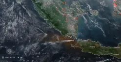 Tangkapan layar sebaran abu vulkanik Gunung Anak Krakatau ke sejumlah wilayah. (Sumber: X/@GusDikaOfficial)