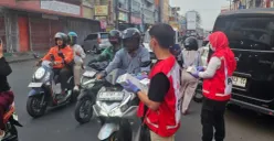 Petugas PMI membagikan masker kepada pengguna jalan di Royal Baroe, Kota Serang. (Sumber: PMI Provinsi Banten)