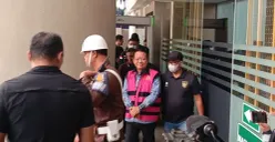 Eks Jampidsus Febrie Adriansyah (rompi pink) setelah menjalani pemeriksaan di Gedung Kejagung, Jakarta Selatan, Selasa, 8 September 2026. (Sumber: Poskota/Ali Mansur)