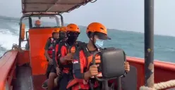 Tim SAR melakukan proses pencarian korban hilang kontak di perairan Selat Sunda kawasan Gunung Anak Krakatau, Selasa, 8 September 2026. (Sumber: Dok. Istimewa)