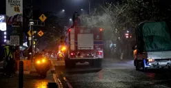 Pemkot Tangsel melakukan pembersihan abu vulkanik Gunung Anak Krakatau di sejumlah koridor jalan dengan metode dust suppression. (Sumber: Istimewa)