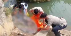 Petugas tengah melakukan proses evakuasi mayat pria di aliran irigasi. (Sumber: Polresta Serang Kota)