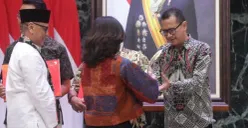 Wakil Pemimpin Redaksi Poskota. Guruh Nara Persada, saat menerima dua penghargaan Anugerah Jurnalistik MH Thamrin ke-52 tahun 2026 di Balai Kota DKI Jakarta, Jakarta, Senin (7/9). (Sumber: Istimewa)