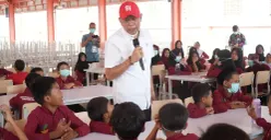 Wamensos Agus Jabo Priyono memberikan motivasi kepada pelajar Sekolah Rakyat Terintegrasi 1 Kabupaten Pandeglang, Selasa, 8 September 2026. (Sumber: Poskota/Samsul Fatoni)