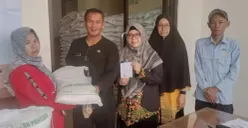 Lurah Rangkapan Jaya, Agus Riyan Herdyana menyerahkan bantuan pangan beras 30 kg ke warga di Kelurahan Rangkapan Jaya, Kecamatan Pancoran Mas, Kota Depok. (Sumber: Dok. Istimewa)