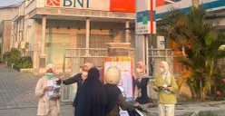 Karyawan BNI membagikan bantuan darurat kesehatan bagi masyarakat serta fasilitas pelayanan medis di Kabupaten Lampung Selatan, Selasa, 8 September 2026. (Sumber: Dok. BNI)