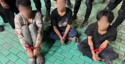 Tiga orang yang diduga melakukan perampasan terhadap seorang sopir truk di kawasan lampu merah pintu keluar Tol Tomang, Jakarta Barat. (Sumber: Polda Metro Jaya)