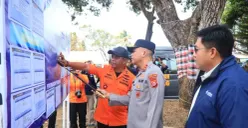 Kapolda Banten Irjen Pol Hengky melihat paparan pencarian jurnalis yang hilang kontak di sekitar Gunung Anak Krakatau. (Sumber: Polda Banten)