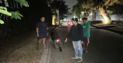 Anggota Polsek Bojongsari melakukan olah TKP pembegalan motor. (Sumber: Polres Metro Depok)