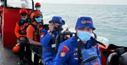 Tim SAR Gabungan saat melakukan pencarian lima jurnalis yang hilang di perairan Selat Sunda. (Sumber: Pos Kota/Samsul Fatoni)