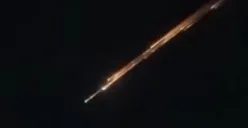 Tangkapan layar rekaman video benda langit diduga meteor yang jatuh di Gorontalo pada Sabtu, 12 September 2026 dini hari. (Sumber: Threads/@giaoliii88)