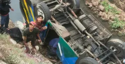 Warga berusaha membantu evakuasi korban laka lantas mobil ELf terbalik masuk ke Kali Cikumpa Pondok Gurame, Jalan Raya KSU, Kelurahan Tirtajaya, Kecematan Sukmajaya, Kota Depok, Minggu, 13 September 2026. (Sumber: Lantas Polsek Sukmajaya)