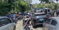 Situasi lalu lintas di Jalan Raya KSU (Pondok Gurame) padat merayap setelah mobil elf dari dalam Kali Cikumpa berhasil di evakuasi. (Sumber: Satlantas Polsek Sukmajaya)