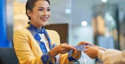 Ilustrasi layanan Customer Service dan Teller di kantor cabang BCA. Simak informasi kisaran uang saku Magang Bakti BCA 2026. (Sumber: BCA)